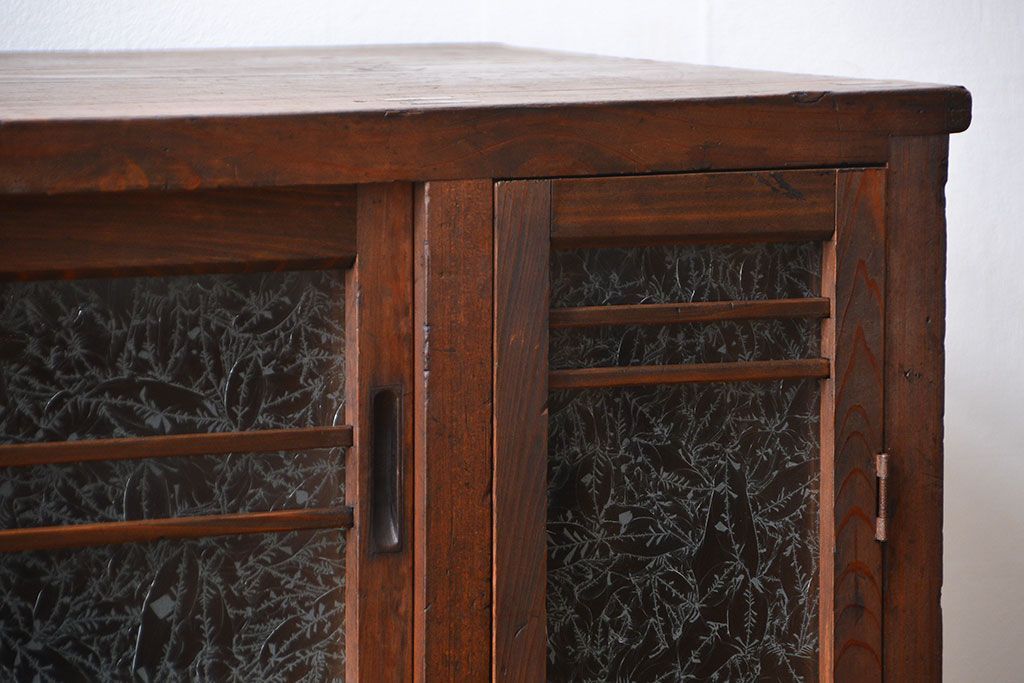 アンティーク家具　アンティーク 結霜ガラス入りの引き出し付き収納棚(食器棚)