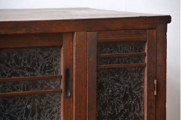 アンティーク家具　アンティーク 結霜ガラス入りの引き出し付き収納棚(食器棚)