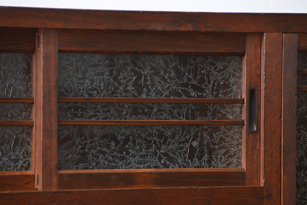 アンティーク家具　アンティーク 結霜ガラス入りの引き出し付き収納棚(食器棚)