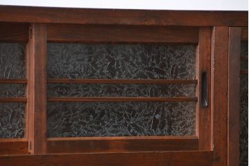 アンティーク家具　アンティーク 結霜ガラス入りの引き出し付き収納棚(食器棚)