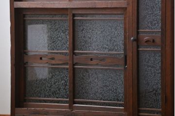 アンティーク家具　アンティーク 結霜ガラス入りの引き出し付き収納棚(食器棚)