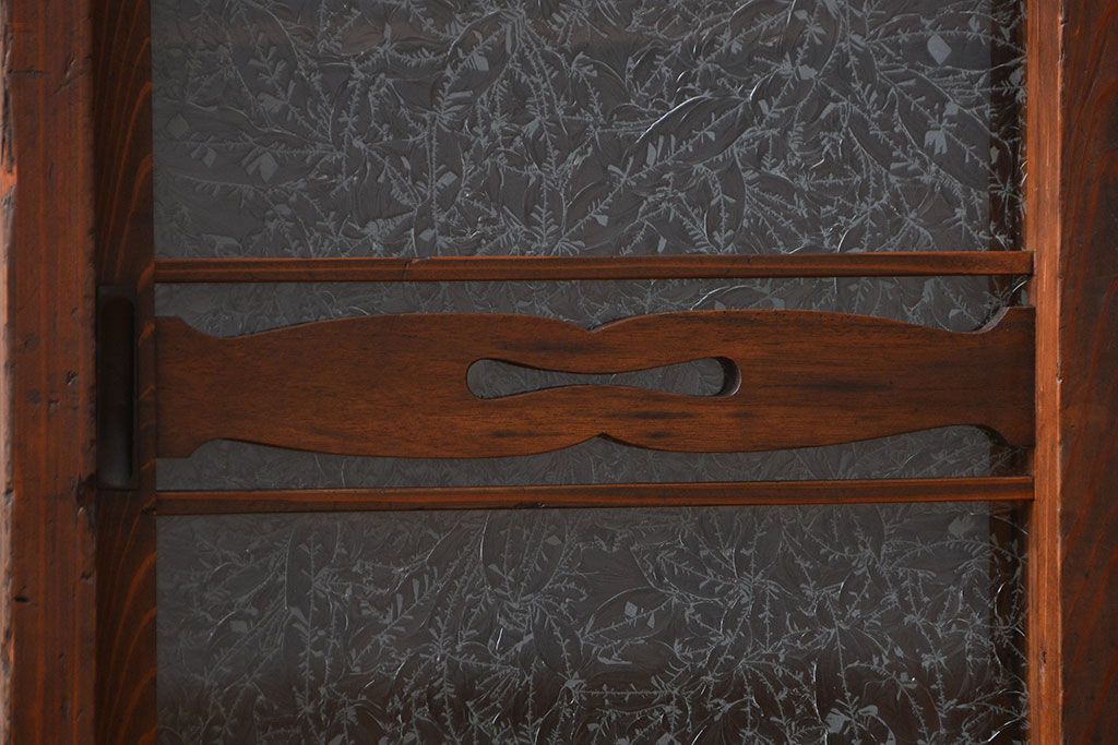 アンティーク家具　アンティーク 結霜ガラス入りの引き出し付き収納棚(食器棚)