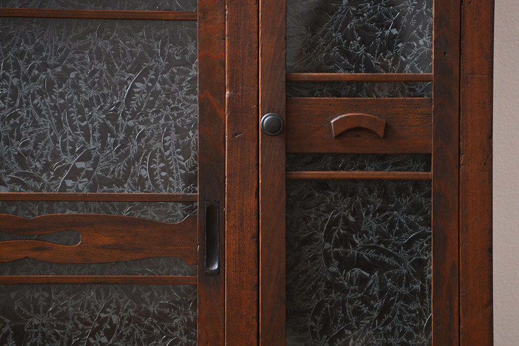 アンティーク家具　アンティーク 結霜ガラス入りの引き出し付き収納棚(食器棚)