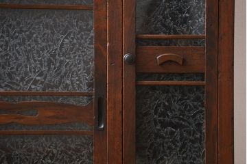 アンティーク家具　アンティーク 結霜ガラス入りの引き出し付き収納棚(食器棚)