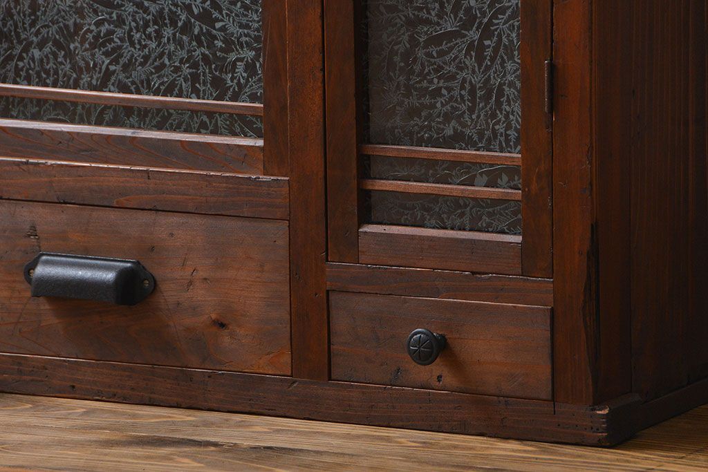 アンティーク家具　アンティーク 結霜ガラス入りの引き出し付き収納棚(食器棚)