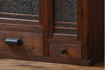 アンティーク家具　アンティーク 結霜ガラス入りの引き出し付き収納棚(食器棚)