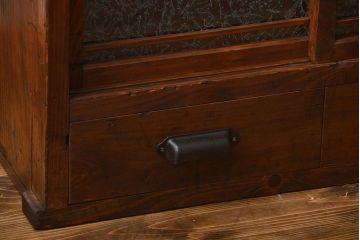 アンティーク家具　アンティーク 結霜ガラス入りの引き出し付き収納棚(食器棚)