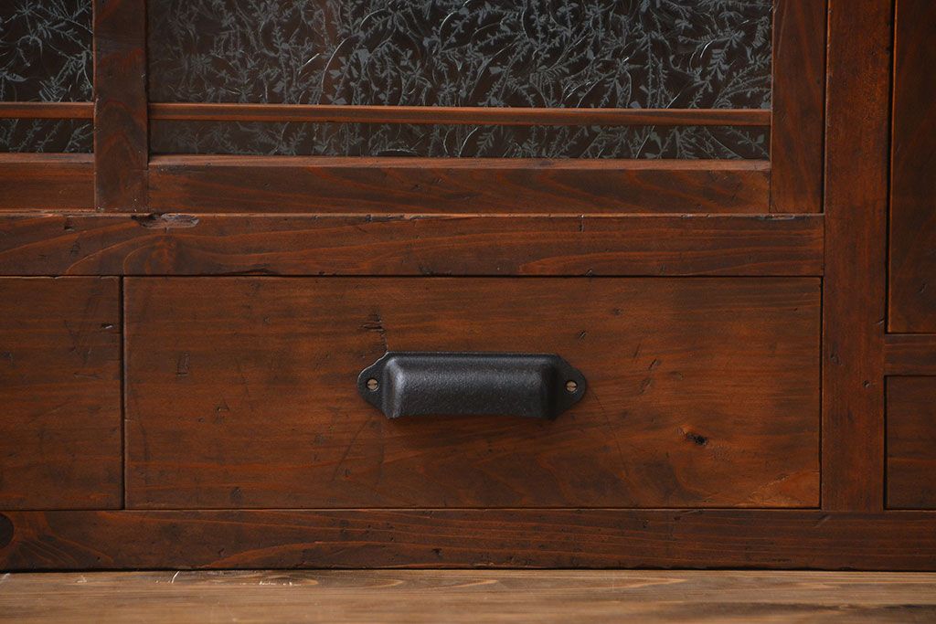 アンティーク家具　アンティーク 結霜ガラス入りの引き出し付き収納棚(食器棚)