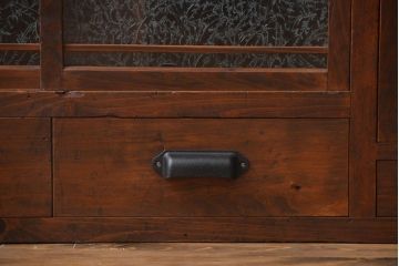 アンティーク家具　アンティーク 結霜ガラス入りの引き出し付き収納棚(食器棚)