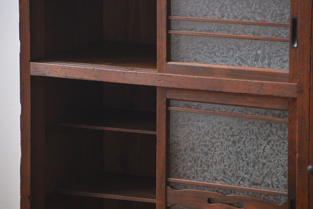 アンティーク家具　アンティーク 結霜ガラス入りの引き出し付き収納棚(食器棚)