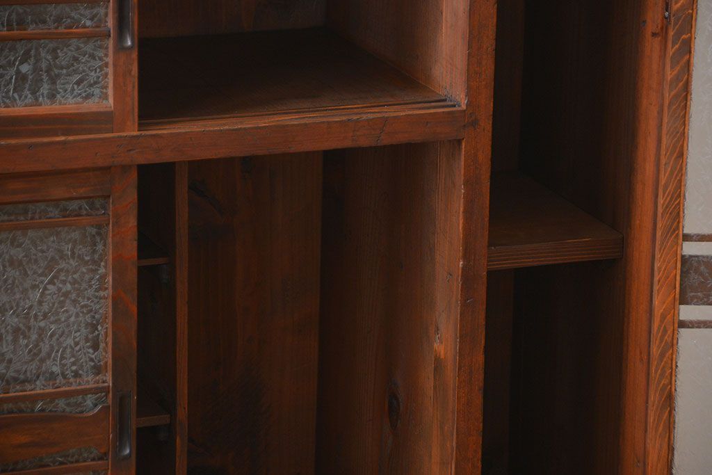 アンティーク家具　アンティーク 結霜ガラス入りの引き出し付き収納棚(食器棚)