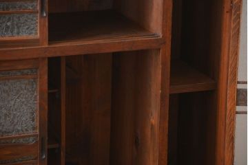 アンティーク家具　アンティーク 結霜ガラス入りの引き出し付き収納棚(食器棚)