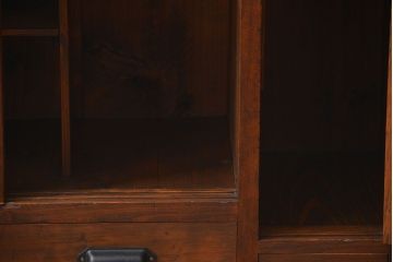 アンティーク家具　アンティーク 結霜ガラス入りの引き出し付き収納棚(食器棚)