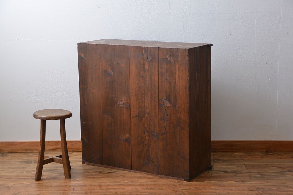 アンティーク家具　アンティーク 結霜ガラス入りの引き出し付き収納棚(食器棚)