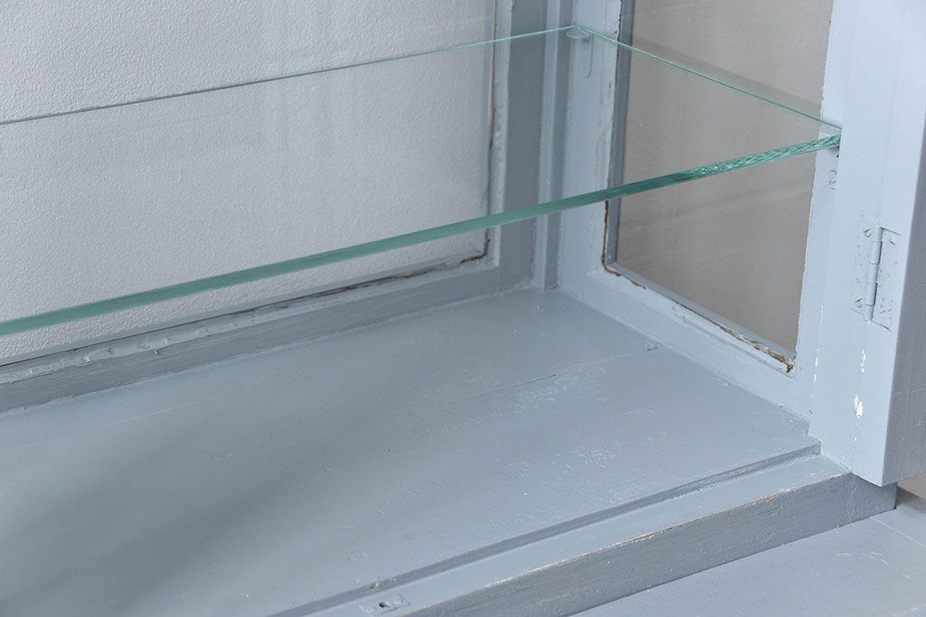 アンティーク家具　アンティークペイント　かわいいケビントガラスケース(ショーケース、収納棚)