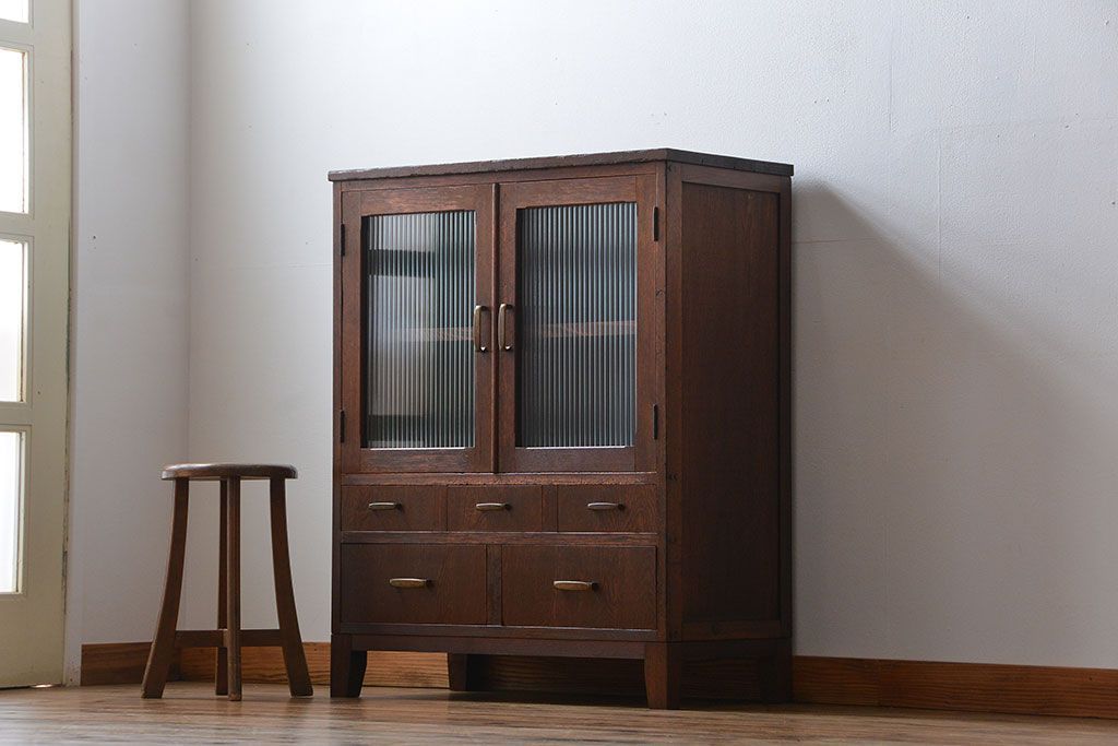 アンティーク家具　アンティーク モールガラス入り脚付き収納棚