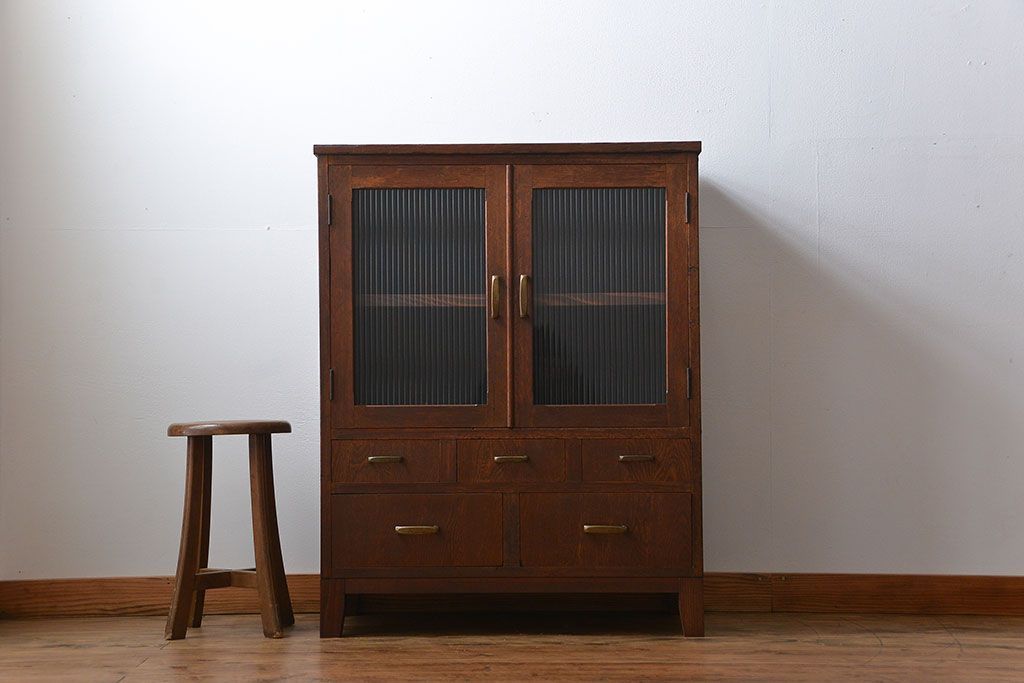 アンティーク家具　アンティーク モールガラス入り脚付き収納棚