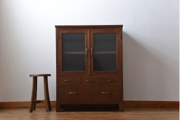 アンティーク家具　アンティーク モールガラス入り脚付き収納棚