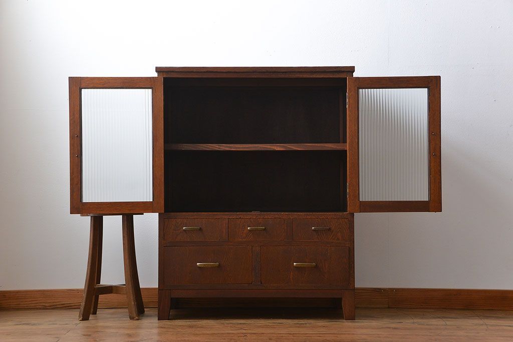 アンティーク家具　アンティーク モールガラス入り脚付き収納棚