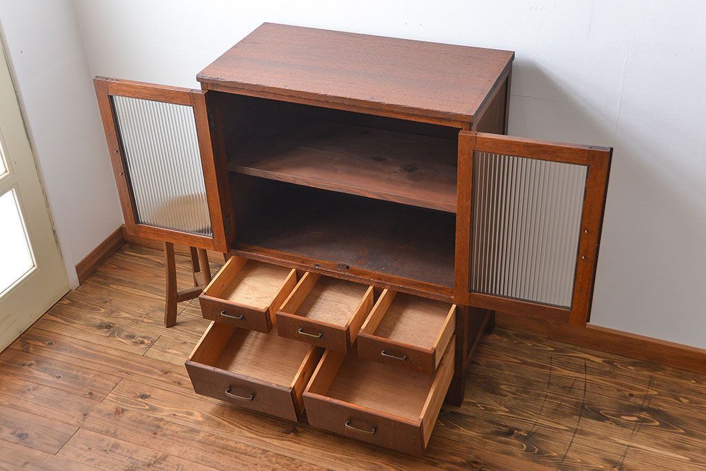 アンティーク家具　アンティーク モールガラス入り脚付き収納棚