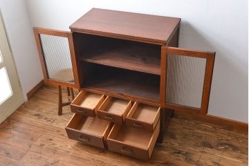 アンティーク家具　アンティーク モールガラス入り脚付き収納棚