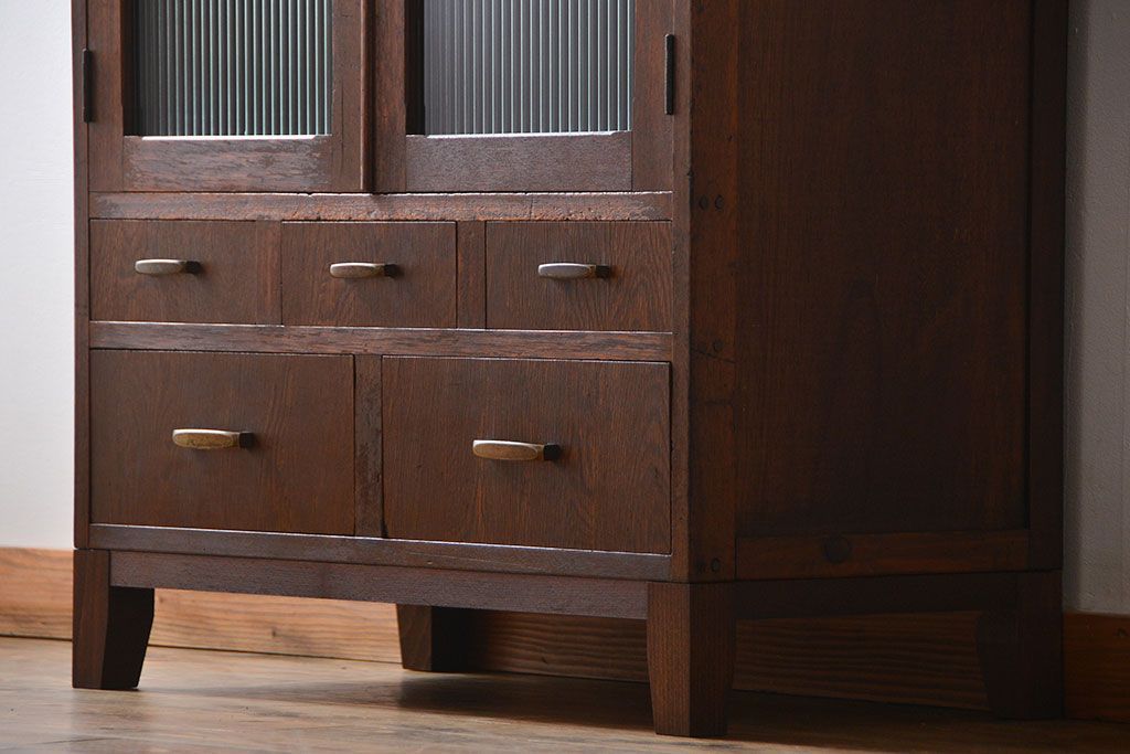 アンティーク家具　アンティーク モールガラス入り脚付き収納棚