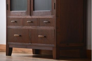 アンティーク家具　アンティーク モールガラス入り脚付き収納棚