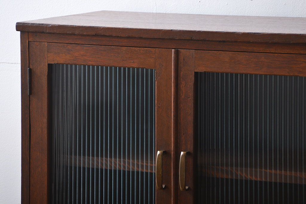 アンティーク家具　アンティーク モールガラス入り脚付き収納棚