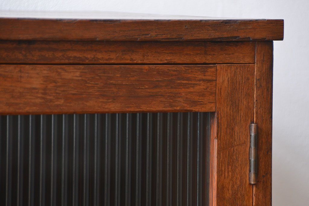 アンティーク家具　アンティーク モールガラス入り脚付き収納棚