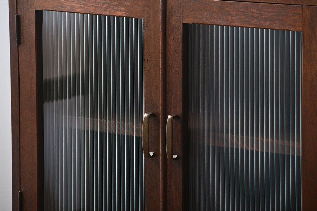 アンティーク家具　アンティーク モールガラス入り脚付き収納棚