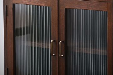 アンティーク家具　アンティーク モールガラス入り脚付き収納棚