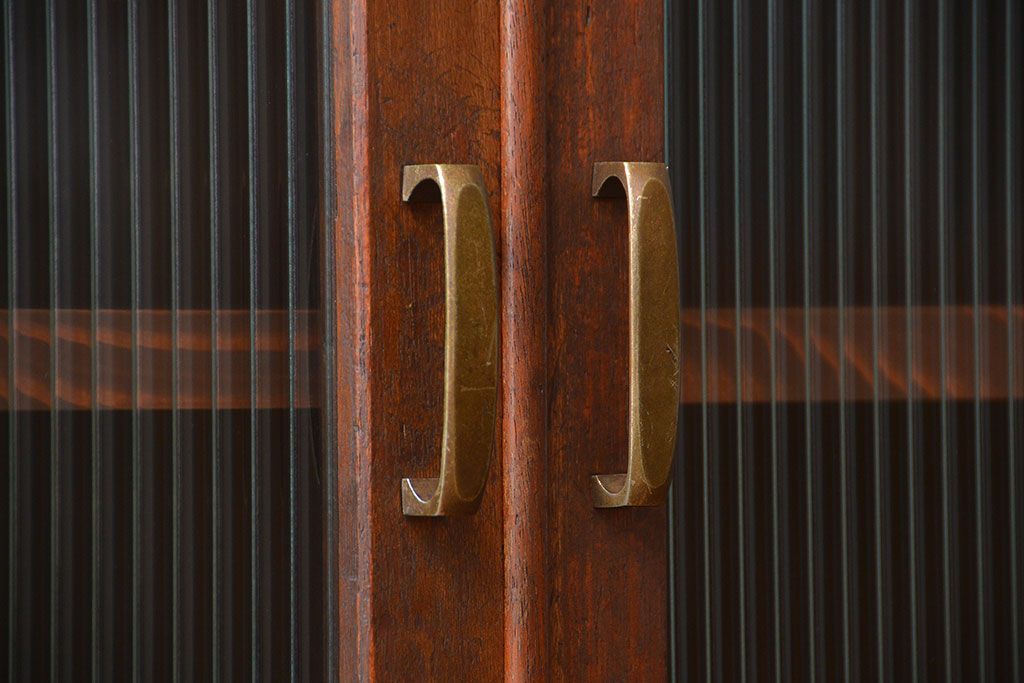 アンティーク家具　アンティーク モールガラス入り脚付き収納棚