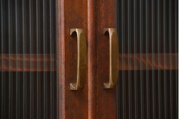 アンティーク家具　アンティーク モールガラス入り脚付き収納棚