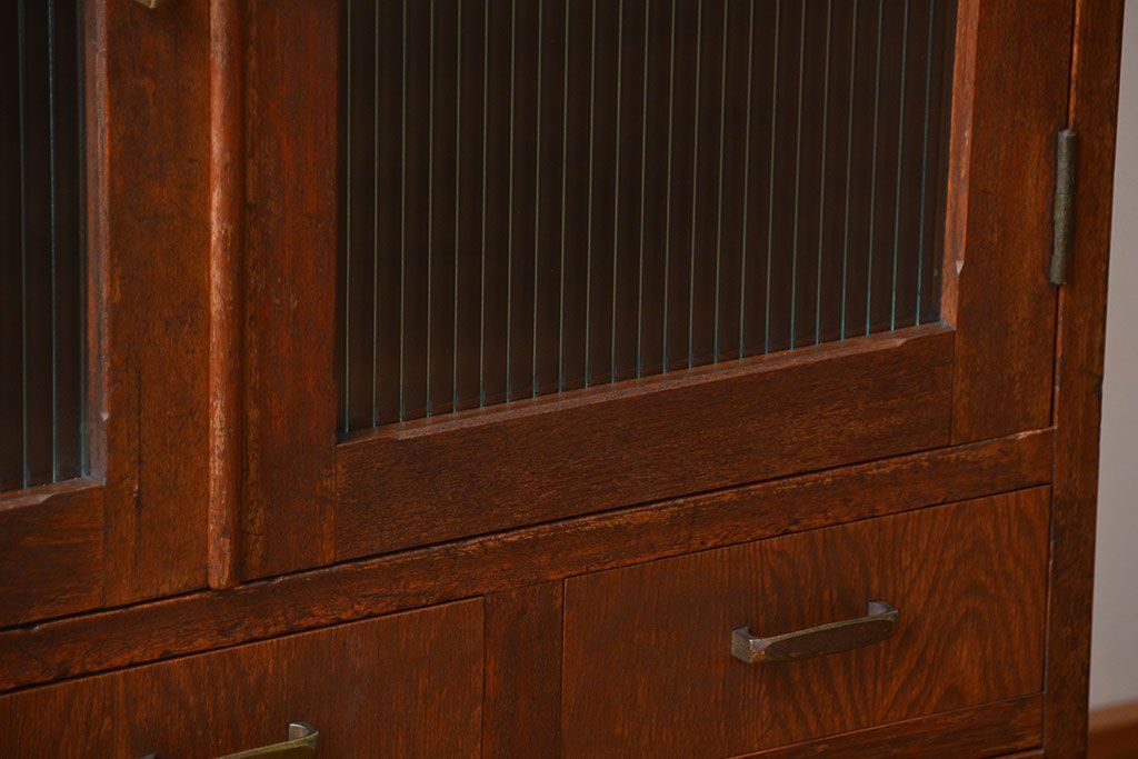 アンティーク家具　アンティーク モールガラス入り脚付き収納棚