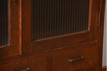 アンティーク家具　アンティーク モールガラス入り脚付き収納棚