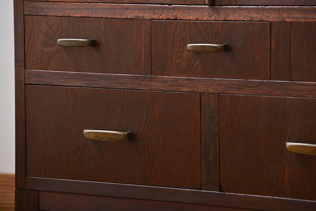 アンティーク家具　アンティーク モールガラス入り脚付き収納棚