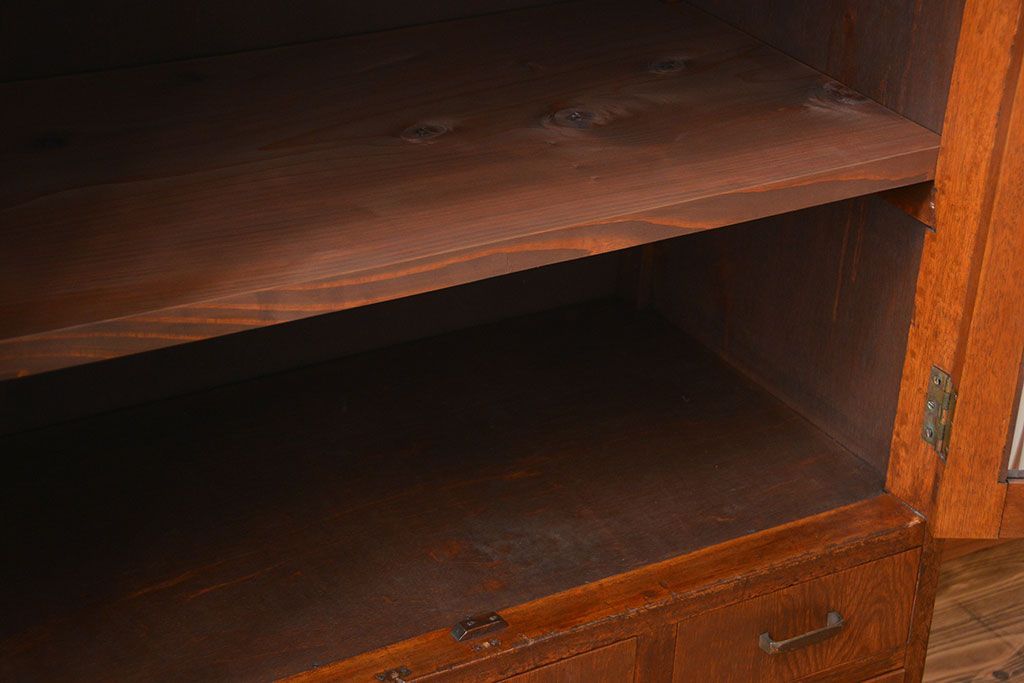 アンティーク家具　アンティーク モールガラス入り脚付き収納棚