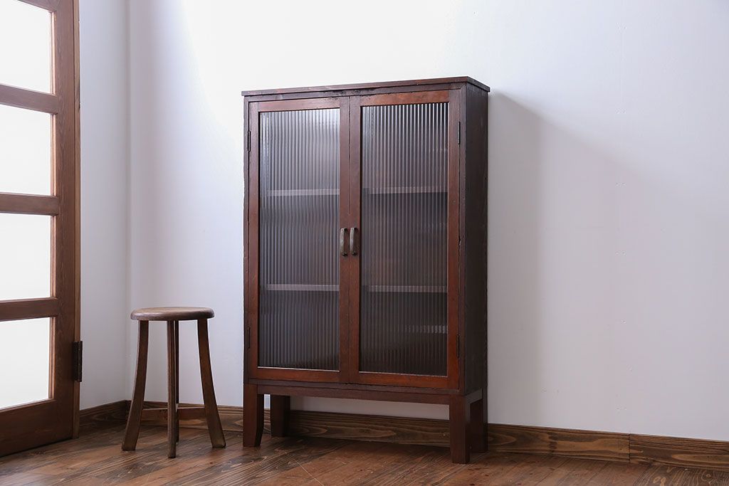 アンティーク家具　アンティーク　モールガラス入り脚付き薄型収納棚(本箱、本棚)