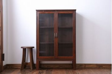 アンティーク家具　アンティーク　モールガラス入り脚付き薄型収納棚(本箱、本棚)