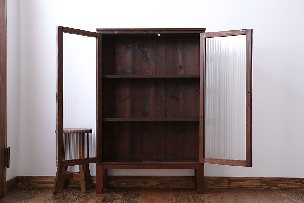 アンティーク家具　アンティーク　モールガラス入り脚付き薄型収納棚(本箱、本棚)