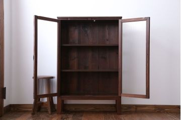 アンティーク家具　アンティーク　モールガラス入り脚付き薄型収納棚(本箱、本棚)