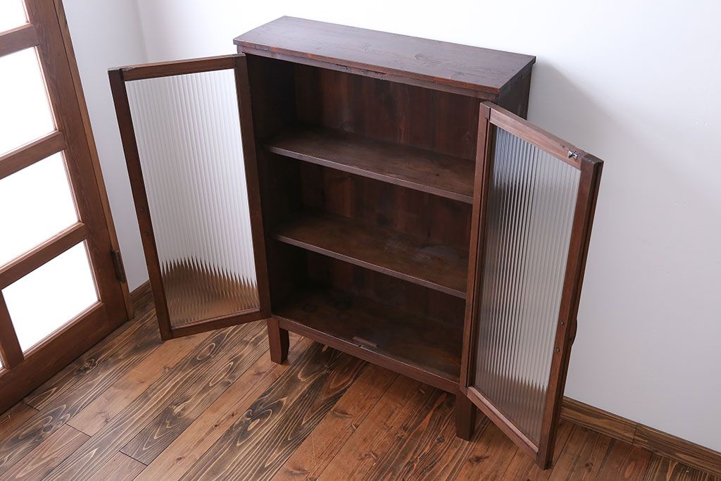 アンティーク家具　アンティーク　モールガラス入り脚付き薄型収納棚(本箱、本棚)