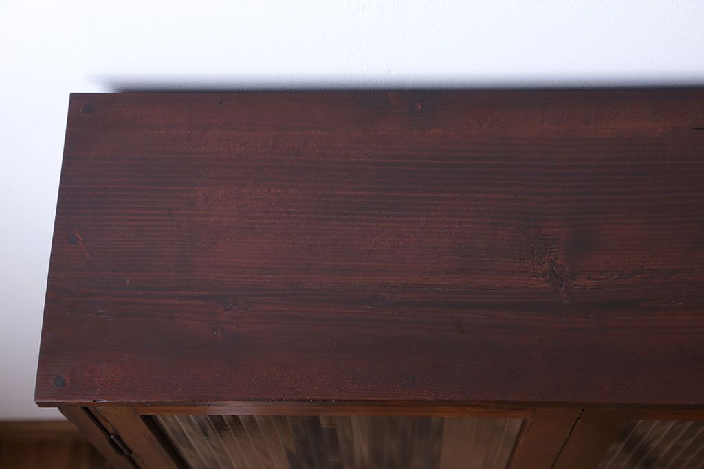 アンティーク家具　アンティーク　モールガラス入り脚付き薄型収納棚(本箱、本棚)