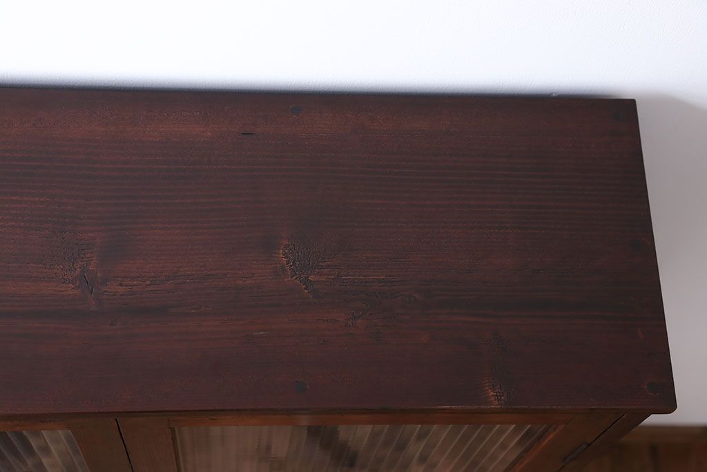 アンティーク家具　アンティーク　モールガラス入り脚付き薄型収納棚(本箱、本棚)