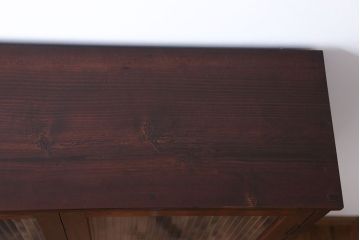 アンティーク家具　アンティーク　モールガラス入り脚付き薄型収納棚(本箱、本棚)