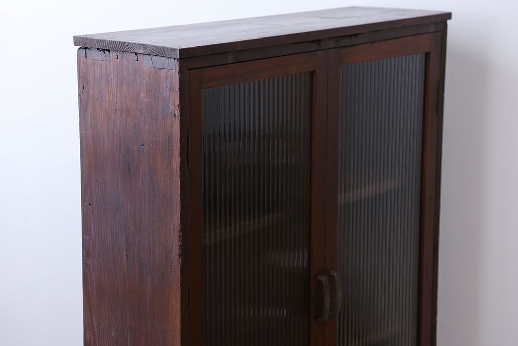 アンティーク家具　アンティーク　モールガラス入り脚付き薄型収納棚(本箱、本棚)