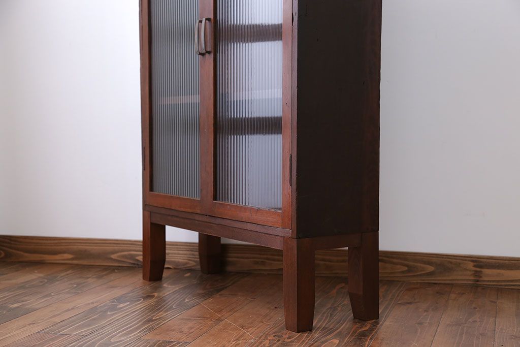 アンティーク家具　アンティーク　モールガラス入り脚付き薄型収納棚(本箱、本棚)