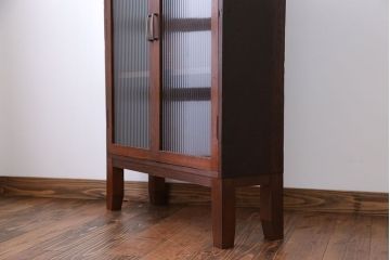 アンティーク家具　アンティーク　モールガラス入り脚付き薄型収納棚(本箱、本棚)