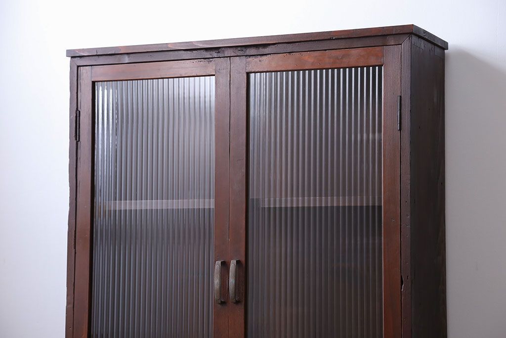 アンティーク家具　アンティーク　モールガラス入り脚付き薄型収納棚(本箱、本棚)