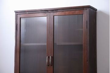 アンティーク家具　アンティーク　モールガラス入り脚付き薄型収納棚(本箱、本棚)